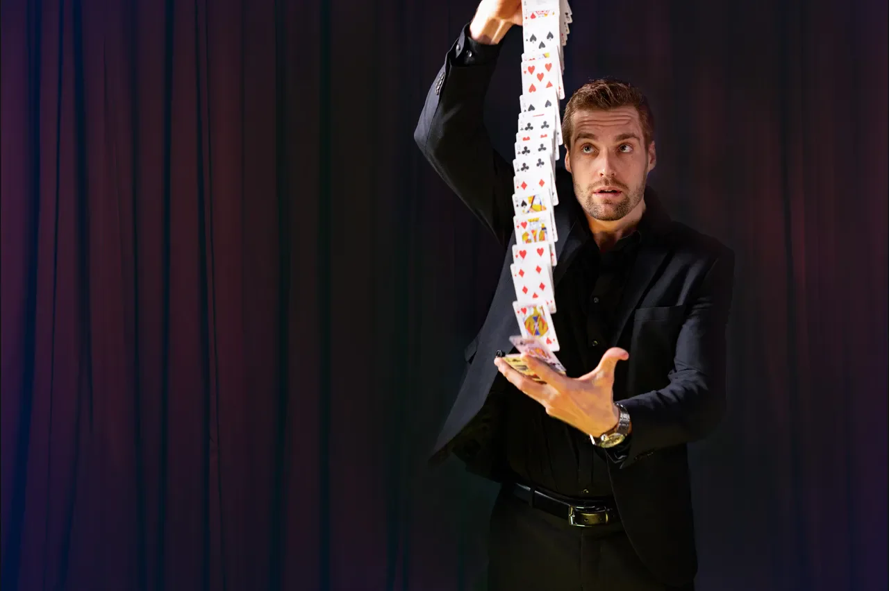 Rufus Wiena performing Neuromagic with playing cards